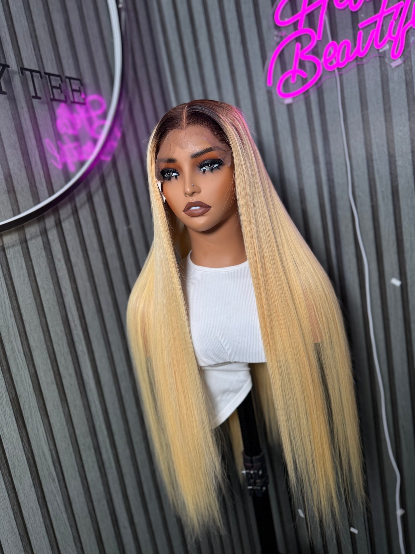 SINGLE DONOR BLONDE WITH BROWN ROOT