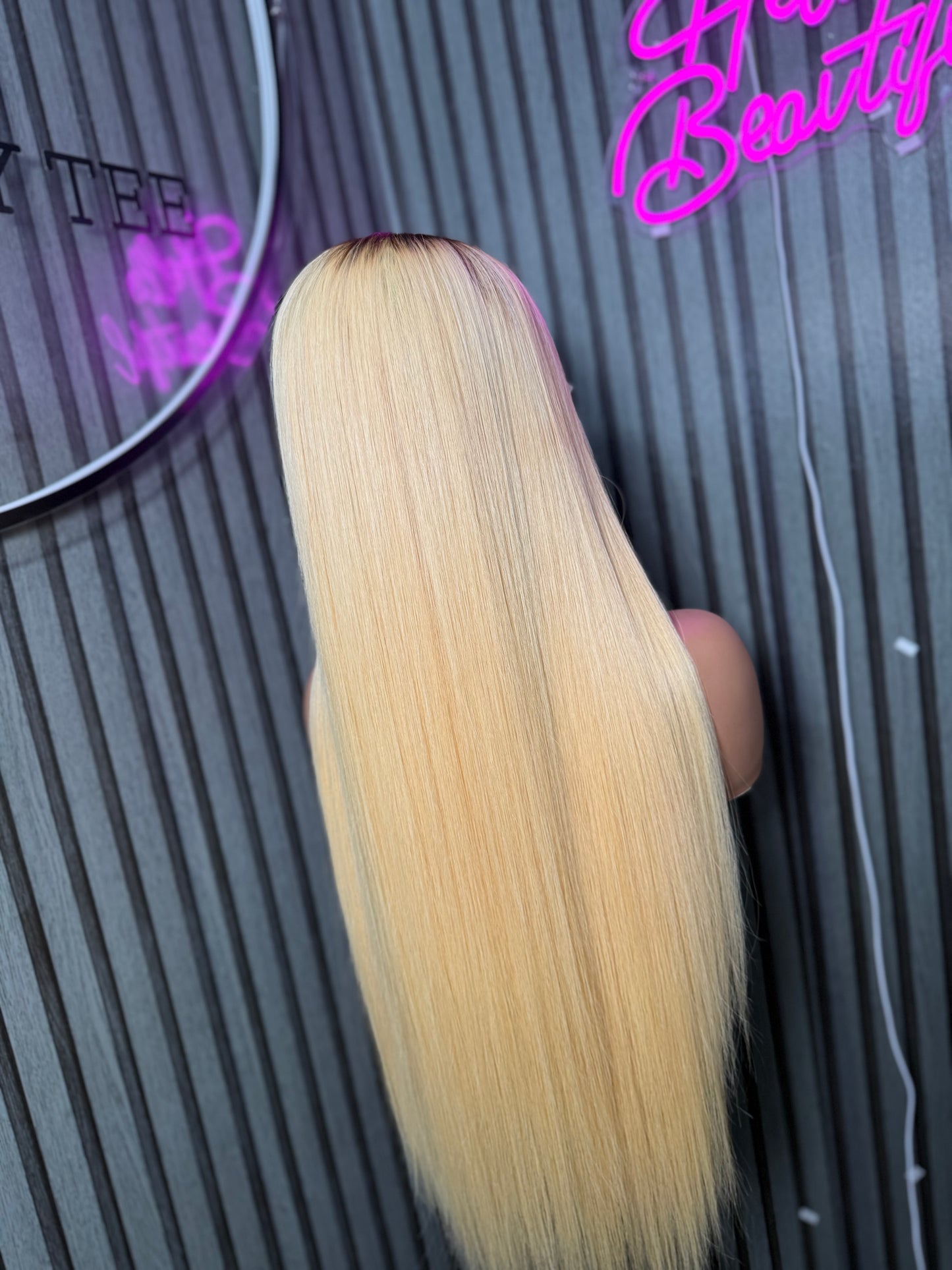 SINGLE DONOR BLONDE WITH BROWN ROOT