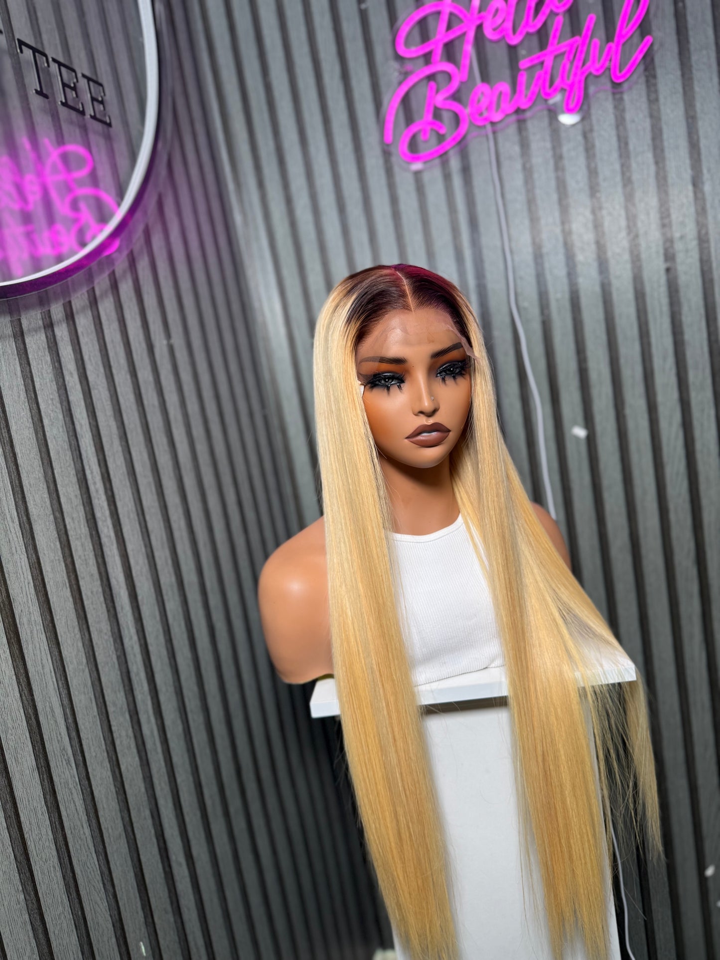 SINGLE DONOR BLONDE WITH BROWN ROOT