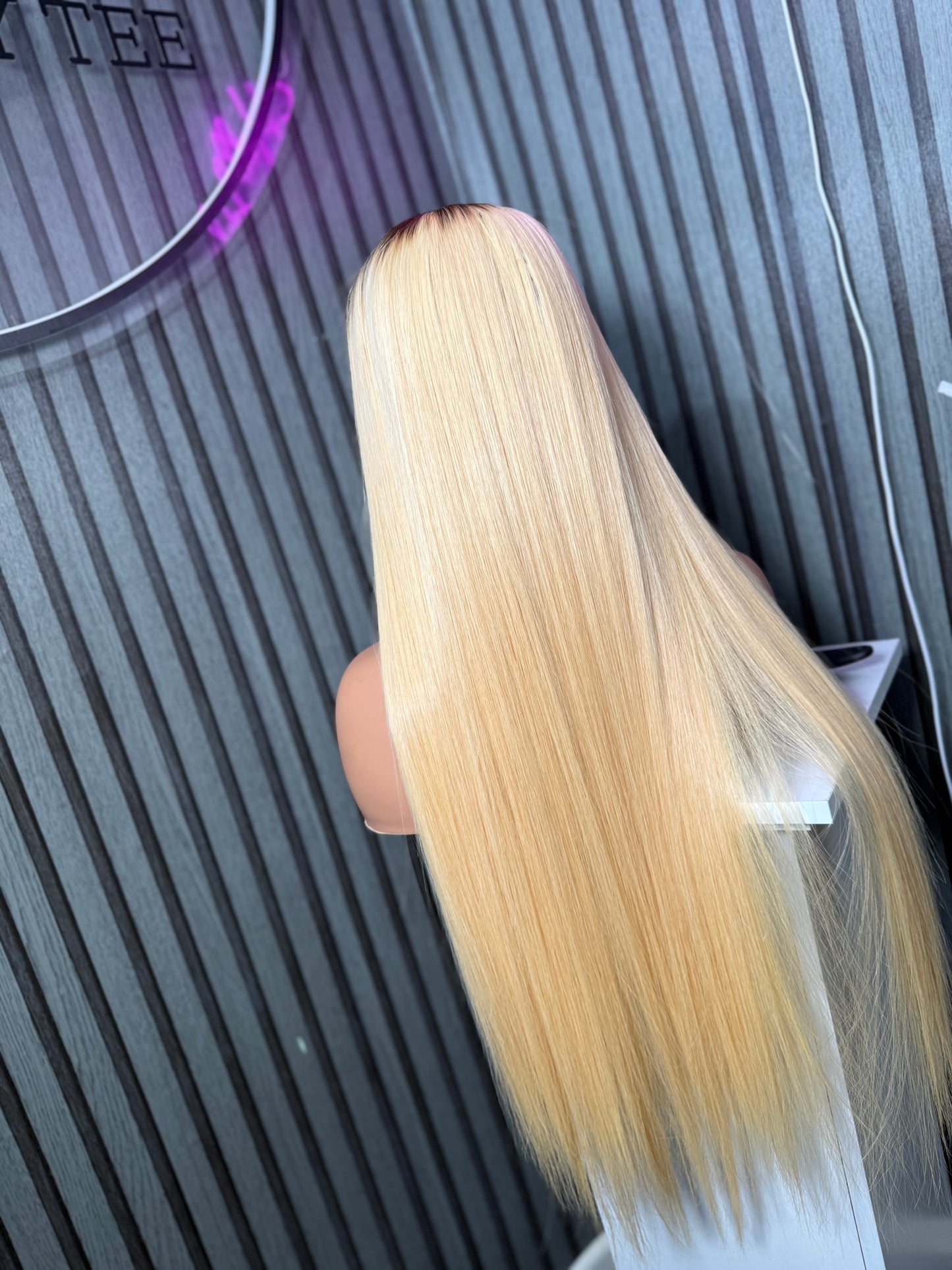 SINGLE DONOR BLONDE WITH BROWN ROOT
