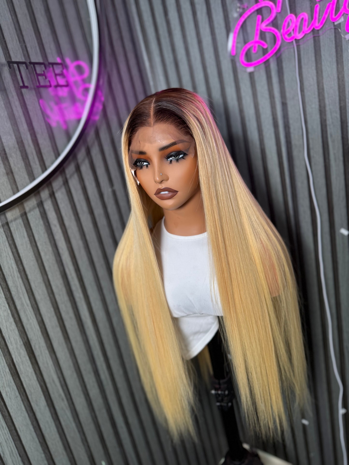 SINGLE DONOR BLONDE WITH BROWN ROOT