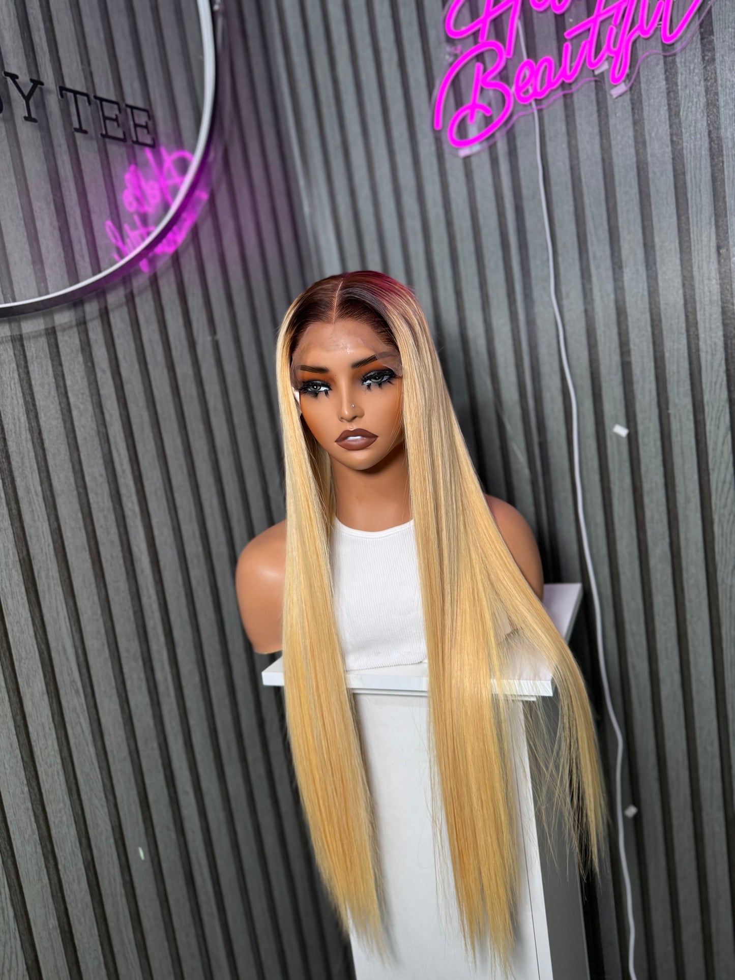 SINGLE DONOR BLONDE WITH BROWN ROOT