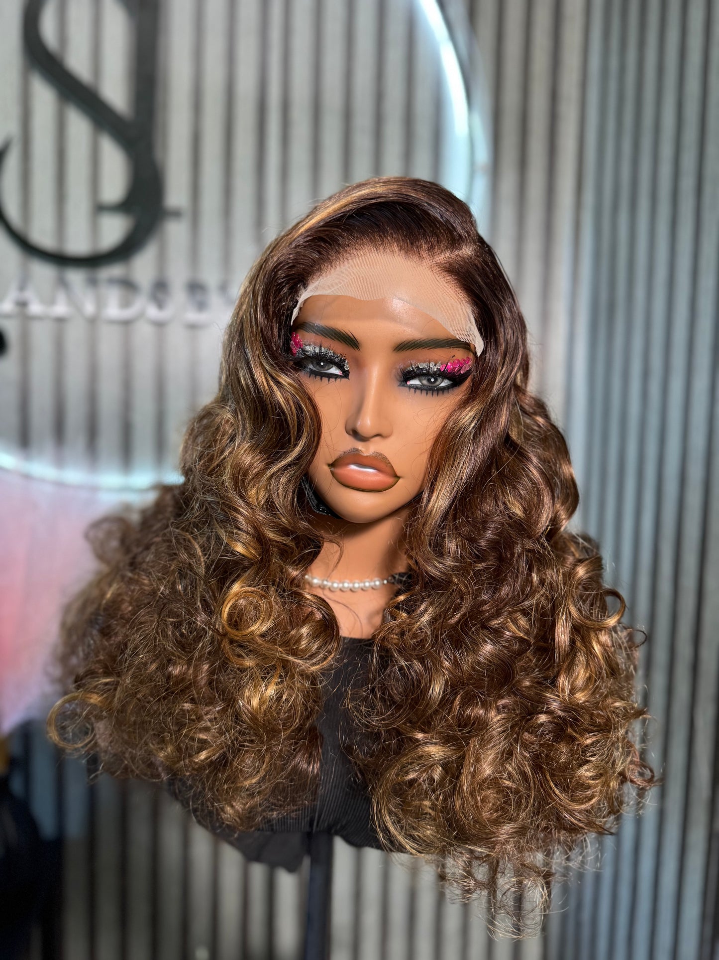 Bouncy wig